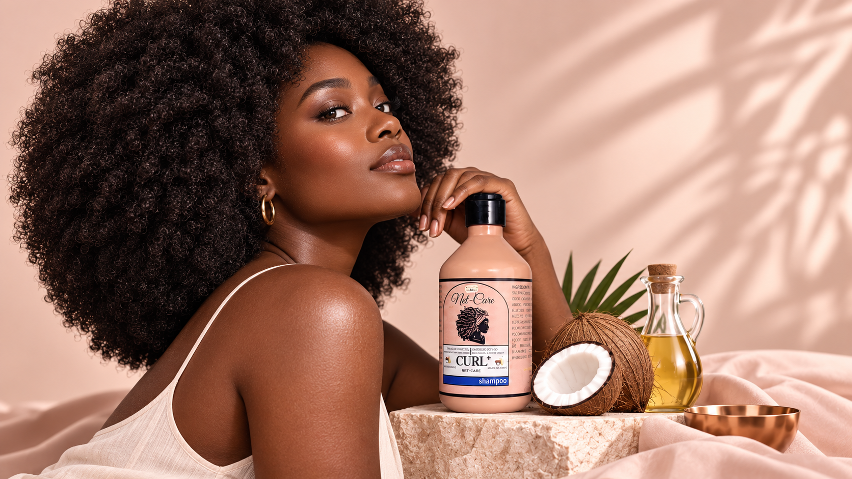 Femme noire aux cheveux afro 4B et 4C avec le soin Net-Care CurlyPlus