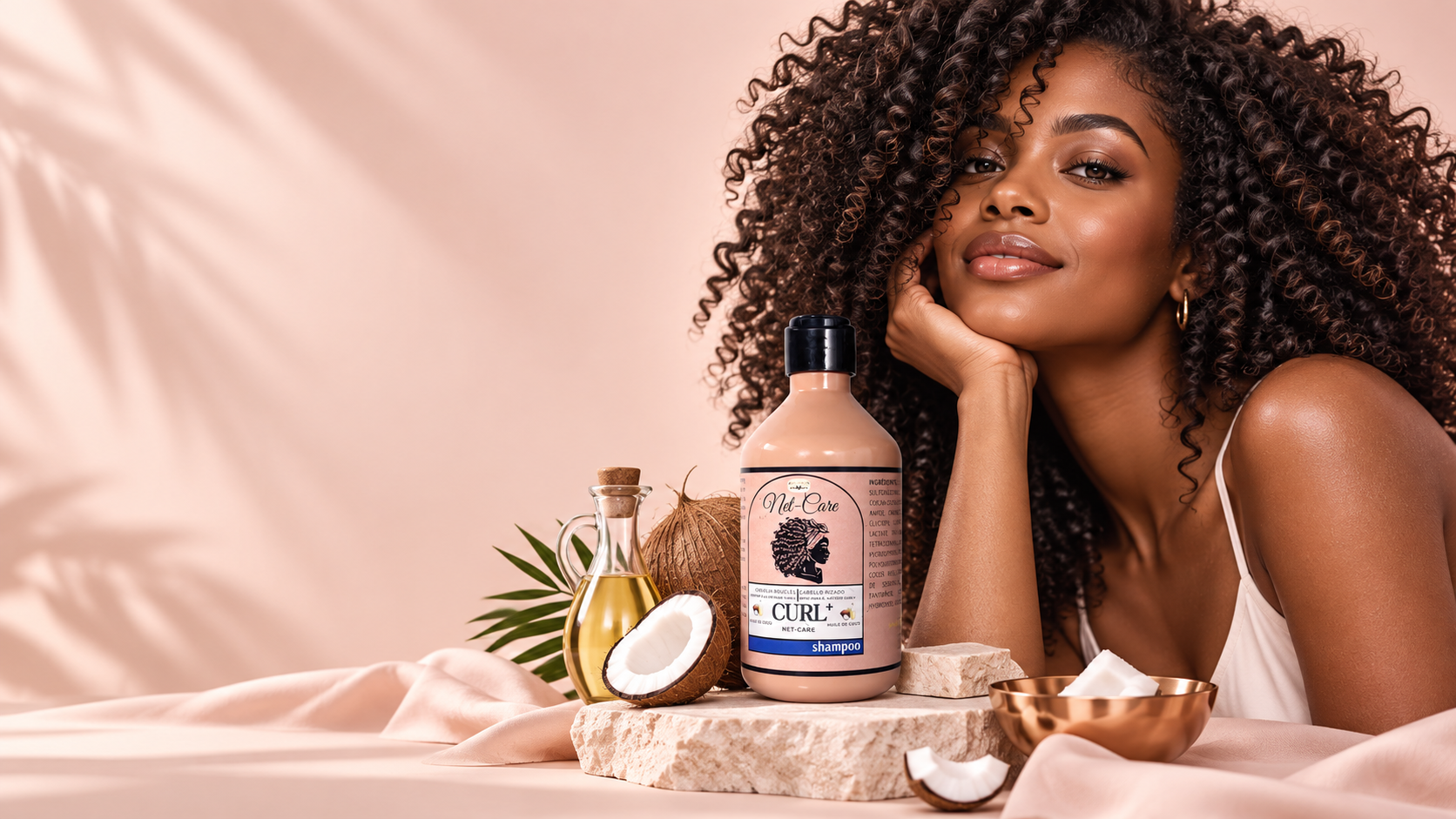 Femme noire aux boucles définies avec le soin Net-Care CurlyPlus